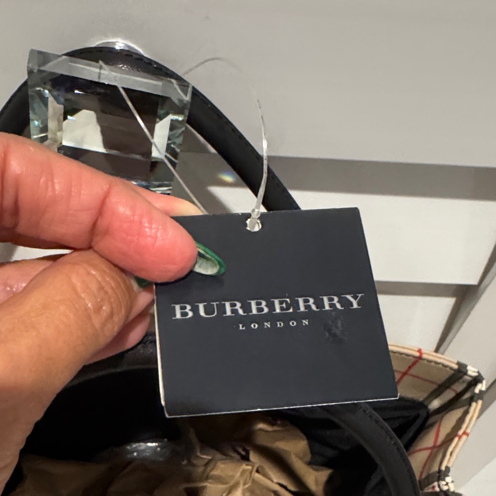 Burberry NWT Nova Check Large Beige and Black Check Tote - Picture 5 of 10